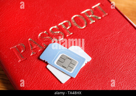 Passaporto con schede sim, primo piano Foto Stock