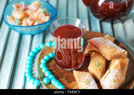 Composizione con gustoso tè turco, baklava e rahat lakoum sul tavolo Foto Stock