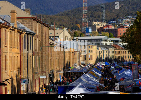 Salamanca Place a Hobart, in Tasmania Australia è una famosa area dello shopping specialmente il sabato quando i mercati di Salamanca sono impostati. Foto Stock