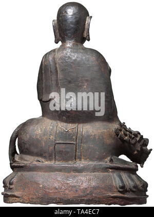 Un grande Bronzo cinese la figura del Buddha, 16th/xvii secolo bronze con dark age patina e lieve resti di placcatura in oro. Il ritratto del Buddha seduto su un Lion (?), lo zoccolo nella forma di un fiore di loto. Altezza 39 cm. storica, storica, Cina, Cinese, secolo XVII, Additional-Rights-Clearance-Info-Not-Available Foto Stock