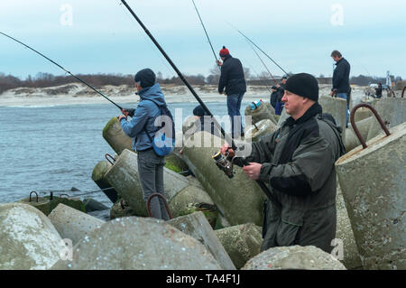 Persone di pesca dal molo sul mare, i pescatori sul molo, Baltiysk, la regione di Kaliningrad, Russia, Marzo 21, 2019 Foto Stock