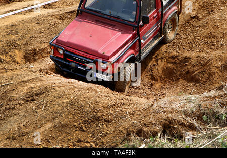 La trazione a quattro ruote motrici di affrontare un circuito del fango in Spagna Foto Stock