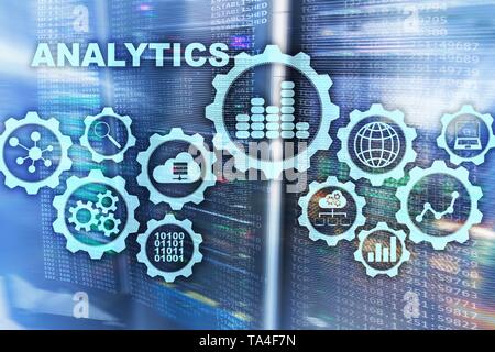 Tecnologia il concetto di analisi su schermo virtuale. Dati di grandi dimensioni con icone grafico su uno schermo digitale e un interfaccia server sullo sfondo della camera Foto Stock