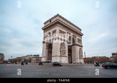 Parigi, Francia - 15.01.2019: Arc de Triump, situato al centro della piazza Charles de Gaulle, piazza dalla quale 12 strade emanano Foto Stock