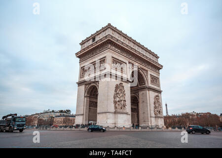 Parigi, Francia - 15.01.2019: Arc de Triump, situato al centro della piazza Charles de Gaulle, piazza dalla quale 12 strade emanano Foto Stock