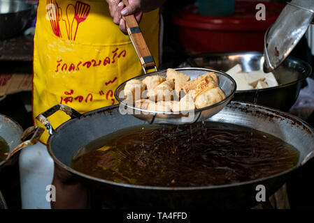 Fritti di tofu tailandese, Vegan street food presso il Festival vegetariano sull'Isola di Phuket in Thailandia, Asia Foto Stock