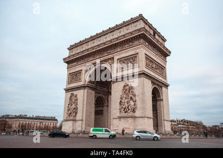 Parigi, Francia - 15.01.2019: Arc de Triump, situato al centro della piazza Charles de Gaulle, piazza dalla quale 12 strade emanano Foto Stock