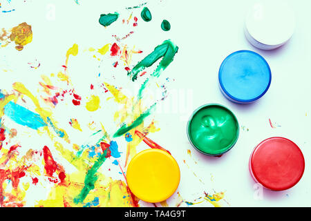 Un bambino disegna. un bambino del disegno inchiostri, vernici dito, mano di stampe Foto Stock