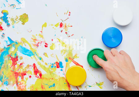 Un bambino disegna. un bambino del disegno inchiostri, vernici dito, mano di stampe Foto Stock