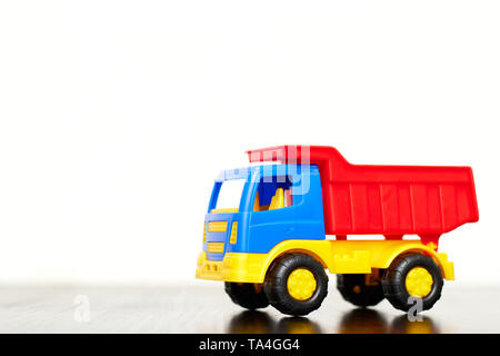 Giocattolo per bambini è carrello, dumper multicolore in plastica su sfondo bianco isolato Foto Stock