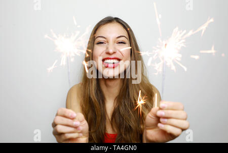 Ritratto di donna felice con la masterizzazione di botti in studio shot Foto Stock