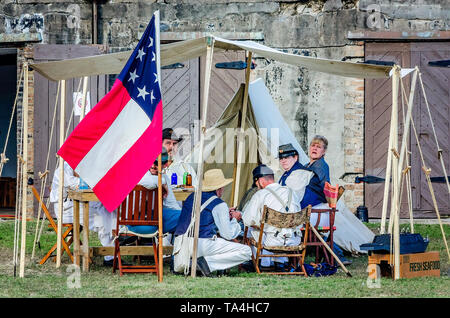 La guerra civile reenactors camp a Fort Gaines durante una rievocazione storica del centocinquantesimo Battaglia di Mobile Bay, 2 agosto 2014, in Dauphin Island, Alabama. Foto Stock