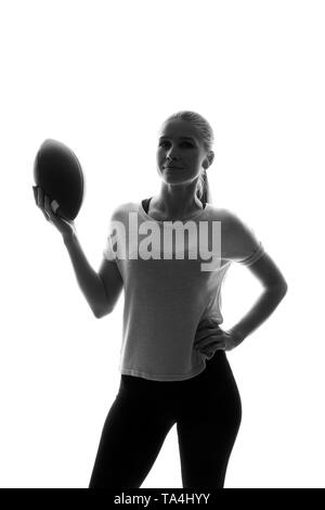 Ritratto di donna sportivo con palla da rugby su sfondo bianco Foto Stock