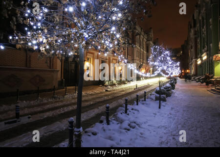 Decorate splendidamente per la celebrazione della Messa di Natale Street nella città di notte Foto Stock