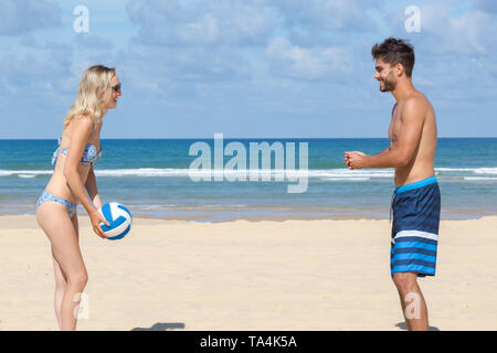 Giovane a giocare a beach volley Foto Stock