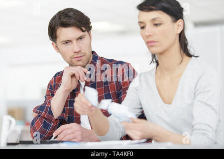 Giovane disimballaggio alla nuova home page Foto Stock