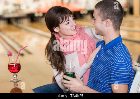 Bella giovane in love dating e bowling Foto Stock