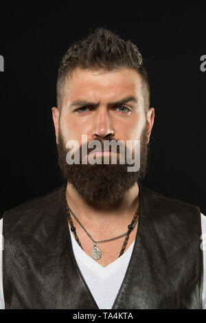 Barbuto fiducioso hipster. Barba moda e barbiere concetto. Uomo bello hipster elegante barba e baffi. La bellezza e la mascolinità. Barbiere suggerimenti mantenere la barba. Styling e rifinire barba care. Foto Stock