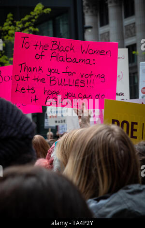 Le donne di rally in Chicago Federal Plaza per proteggere le donne in materia di procreazione la libertà di fronte a molti membri passando rigorosi divieti di aborto. I manifestanti radunati nella Plaza a 5:00pm, ascoltato discorsi e poi hanno marciato attraverso il led ad anello di decine e decine di donne abbigliate come schiave da Margaret Atwood dystopic del romanzo, la serva del racconto. Foto Stock