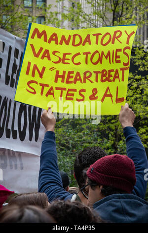 Le donne di rally in Chicago Federal Plaza per proteggere le donne in materia di procreazione la libertà di fronte a molti membri passando rigorosi divieti di aborto. I manifestanti radunati nella Plaza a 5:00pm, ascoltato discorsi e poi hanno marciato attraverso il led ad anello di decine e decine di donne abbigliate come schiave da Margaret Atwood dystopic del romanzo, la serva del racconto. Foto Stock