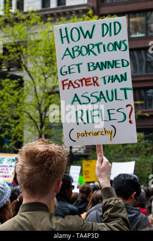 Le donne di rally in Chicago Federal Plaza per proteggere le donne in materia di procreazione la libertà di fronte a molti membri passando rigorosi divieti di aborto. I manifestanti radunati nella Plaza a 5:00pm, ascoltato discorsi e poi hanno marciato attraverso il led ad anello di decine e decine di donne abbigliate come schiave da Margaret Atwood dystopic del romanzo, la serva del racconto. Foto Stock