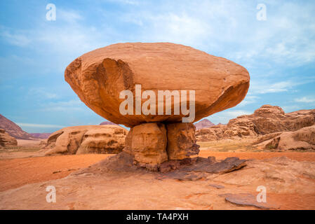 Roccia del fungo nel Wadi Rum desert, Giordania Foto Stock