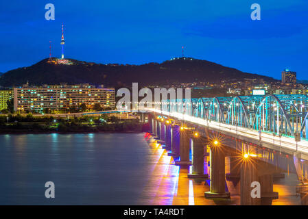 Vista notturna di Seul del fiume Han in Corea del Sud Foto Stock