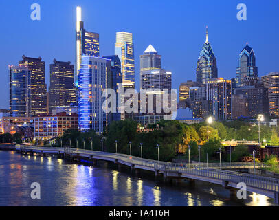 Lo skyline di Philadelphia durante la notte con il fiume Schuylkill in primo piano Foto Stock