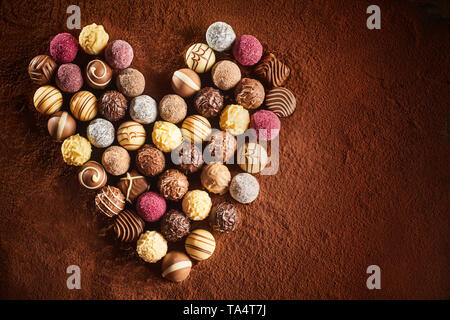 Assortimento di cioccolatini in un cuore rosso a forma di scatola per un  San Valentino dono. Isolato su uno sfondo bianco percorso di clipping Foto  stock - Alamy