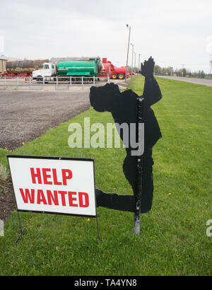 Campagna: un messaggio pubblicitario per chiedere aiuto. Questo annuncio è rappresentato da un metallo figura chi prega Dio! Foto Stock
