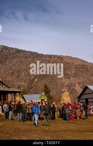 Kullu, Himachal Pradesh, India - 13 Febbraio 2018 : la popolazione locale facendo adorare Dio locale Devta in Himalaya - Foto Stock