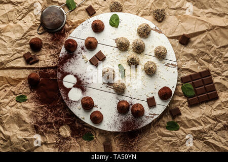 Scheda bianca con gustosi tartufi dolci su pergamena Foto Stock