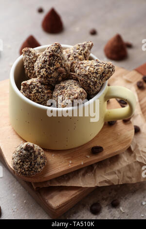 Schede con gustosi tartufi dolci in coppa sul tavolo Foto Stock