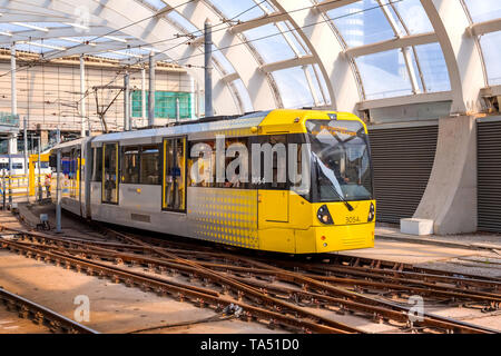 Manchester, Regno Unito - 18 Maggio 2018: ferrovia leggera Metrolink tram nel centro della città di Manchester, UK. Il sistema ha 77 fermate lungo 78,1 km e corre attraverso s Foto Stock