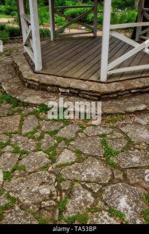 Rock patio con erba crescente tra le rocce accanto a una pagoda Foto Stock