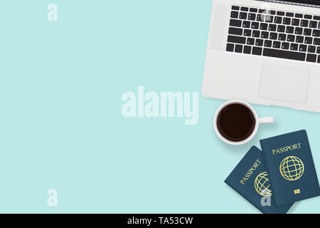 Piatto di laici due passport , tazza di caffè e computer portatile sul pastello blu colore di sfondo con copia spazio. Viaggi , visa e concetto di vacanza Foto Stock