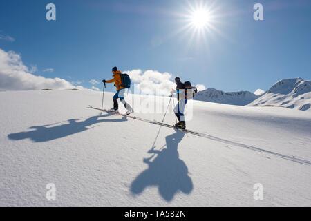 Due sci alpinisti tour di sci su Pilan, Austvagoy, Lofoten, Norvegia Foto Stock