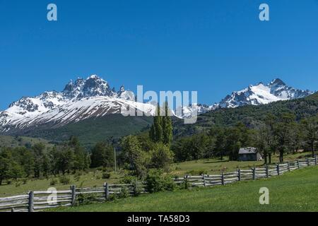 Massiccio della montagna Cerro Castillo vicino a Villa Cerro Castillo, Carretera Austral, regione de Aysen, Patagonia, Cile Foto Stock