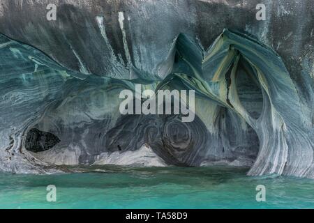 Cattedrale di marmo in acqua turchese, Cavernas de Marmol vicino a Puerto Rio tranquilo, Santuario de la Naturaleza Capilla de Marmol, Aysen Regione Foto Stock