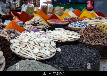 Farmacia tradizionale con spezie, radici, cucchiai di legno e medicina locale su un bazar in Rissani, Marocco Foto Stock