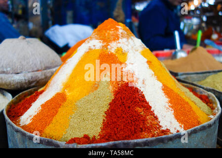 Close-up di tradizionali e colorati di miscela di spezie nel bazar locale in Rissani, Marocco Foto Stock