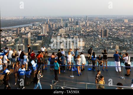 Visitatore sulla piattaforma di osservazione di Maha Nakhon Tower, 314m, panorama cittadino, vista di Sakhon e Yan Nawa distretto, Bang Rak distretto, Bangkok, Thailandia Foto Stock