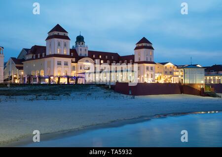 Illuminato casa spa sulla spiaggia al tramonto, Baltico seaside resort Binz, Rügen Isola, Meclemburgo-Pomerania Occidentale, Germania Foto Stock