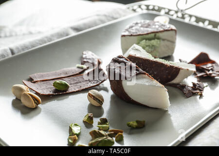 Gustoso gelato al pistacchio sulla piastra Foto Stock