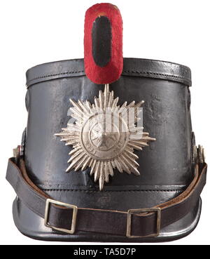 Un shako per uomini arruolati del Royal prussiano battaglione del telegrafo n. 1, Württemberg distacco, 1° Battaglione, 4 società in pelle nero cranio, completo di tutti i raccordi. Placcato in argento stella dell'ordine della corona sulla parte anteriore, dal sottogola in pelle con placcato nichel raccordi sul pulsante 91, il royal coccarda sulla destra, completare con il campo di Württemberg badge. Rivestimento in pelle con anelli, la parte superiore con il produttore il timbro "A. Wunderlich, Berlino', indossatore di etichetta di 'Funker F. Schlozer Telegr. Battaglione 1 / 4. Comp. - Rm' (RM = Württemberg detachmen, Additional-Rights-Clearance-Info-Not-Available Foto Stock