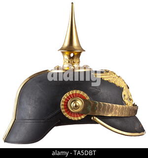 Un casco per una riserva Ufficiale di fanteria - in qualità di lusso, circa 1913 Elegante corpo del cuoio annerito, completo con tutte le staffe in versione dorato, "frosty" emblema dorato con il Baden griffin, bordi lucidi, applicato riserva silver cross 'Messa Gott für Fürst und patria", banner senza iscrizione. Spike liscio, la base circolare, stella prigionieri. Chinscales piana, entrambi cockades, rosso e verde visiere rivestite. Seta marrone rep, fodera in pelle marrone Fascia assorbisudore. Dimensioni 60. Lievi segni di età e di contatto. Mai indossato casco in perfette condizioni. storica, storica, Bad, Additional-Rights-Clearance-Info-Not-Available Foto Stock