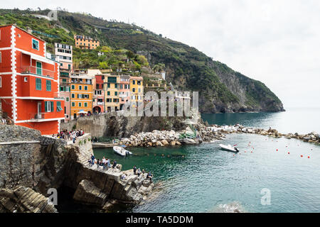 Riomaggiore, Italia - 21 Aprile 2019 borgo di Riomaggiore nelle Cinque Terre in Italia Foto Stock