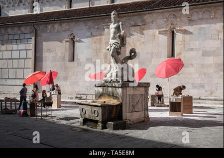 Durante il marmo bianco di Carrara Carrara, un open air scultore studio nel centro della città Foto Stock