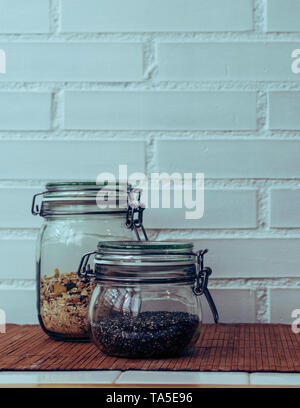 Semi e muesli ermetico in vasetti di vetro Foto Stock