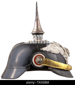 Un casco per un ufficiale della Guardia Pioneer battaglione, fatta circa 1916 in cuoio nero cranio completo di tutti gli accessori in argento visione. Il casco eagle 'frostily' placcate in argento con bordi lucidi e altamente voltata a stella di guardia. Appartamento golden chinscales su placcate in argento di rosette, entrambi cockades. Alta elegante servizio spike, Golden Stars. La parte anteriore della rampa di picco e la rampa posteriore sono già realizzati in lega di zinco. Fascia assorbisudore marrone realizzato di materiale sostitutivo, verde scuro Fodera in seta, dimensione 57, all'interno del vecchio ma mai usato twin fori punzonati da , Additional-Rights-Clearance-Info-Not-Available Foto Stock